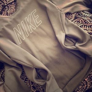 Nike drifit crewneck with pockets